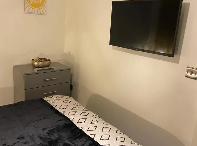 From Cosy 2 Bed 公寓 布雷得佛